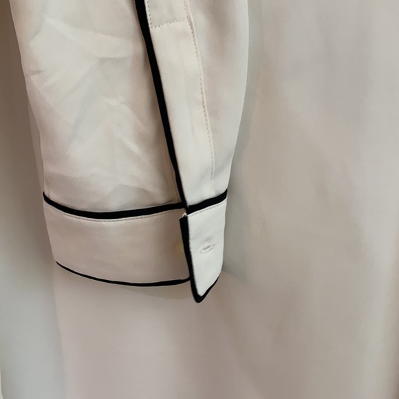 LOFT blouse. Ivory with black trim - Picture 4 of 5